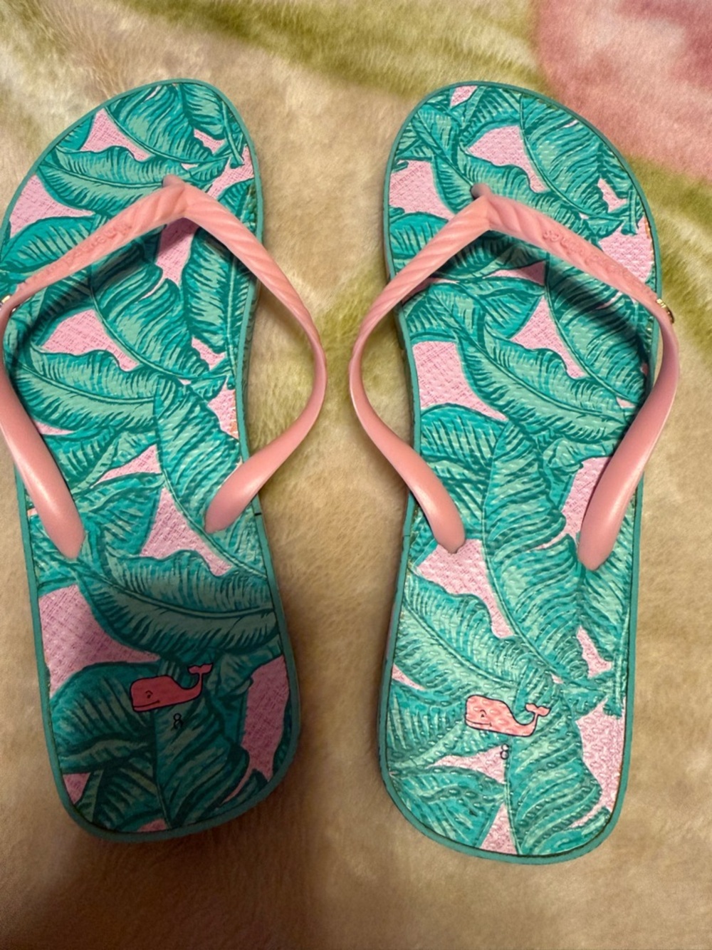 Vineyard Vines size 8 Pink Strap Green Leaf Print Flip Flops